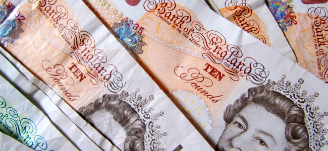 Funta je bila pomesana u odnosu na ostale valute nakon sto je proizvodnja u Velikoj Britaniji pala u martu
